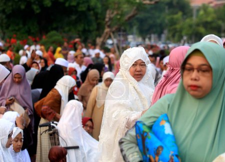 Téléchargez les photos : Les musulmans indonésiens accomplissent la prière de l'Aïd al-Fitr à Surabaya, Java oriental - en image libre de droit