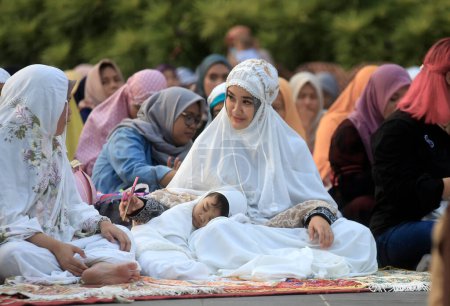 Foto de Los musulmanes indonesios llevan a cabo la oración de Eid al-Fitr en Surabaya, Java Oriental - Imagen libre de derechos