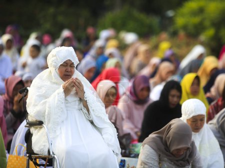 Foto de Los musulmanes indonesios llevan a cabo la oración de Eid al-Fitr en Surabaya, Java Oriental - Imagen libre de derechos