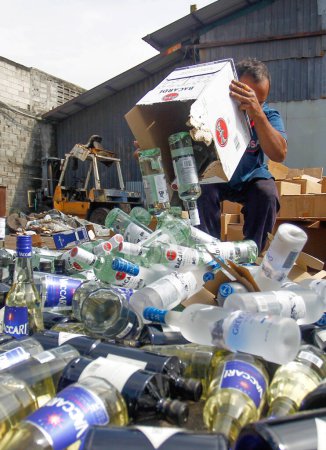 Téléchargez les photos : Boîte à ordures, recyclage protection d'un homme avec beaucoup de déchets - en image libre de droit