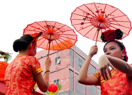 Foto de Mujer joven con paraguas y paraguas rojos - Imagen libre de derechos