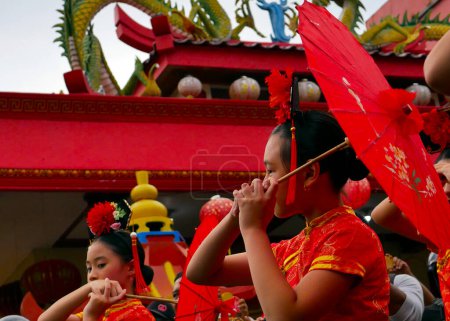 Téléchargez les photos : Portrait de fille chinoise tenant un parapluie rouge - en image libre de droit