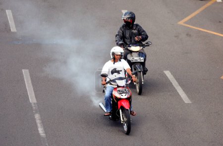 Téléchargez les photos : Motard avec une moto en arrière-plan - en image libre de droit