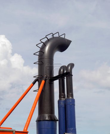 Foto de Una gran tubería de metal con un cielo azul y un fondo blanco - Imagen libre de derechos