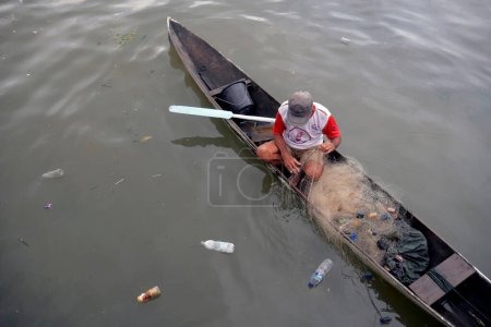 Téléchargez les photos : Pêcheur pêche à l'inle rivière. - en image libre de droit