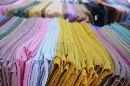 Téléchargez les photos : Vêtements colorés à vendre dans le magasin - en image libre de droit