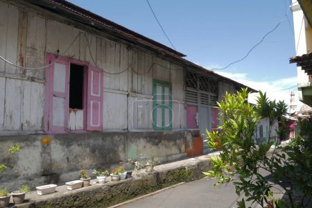 Téléchargez les photos : Vieille maison dans le village - en image libre de droit
