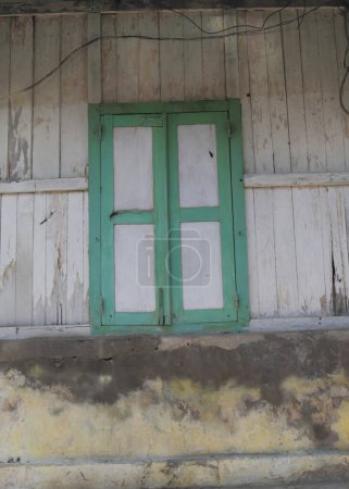 Foto de Vieja ventana de madera con una pared verde - Imagen libre de derechos