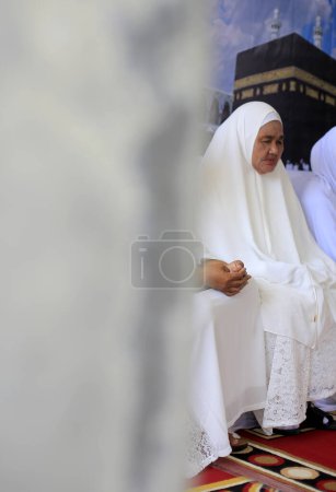 Téléchargez les photos : Les futurs pèlerins procèdent à une procession de prière de salut avant de partir pour le Hadj à La Mecque à Ternate, Maluku du Nord, Indonésie 20 mai 2023 - en image libre de droit