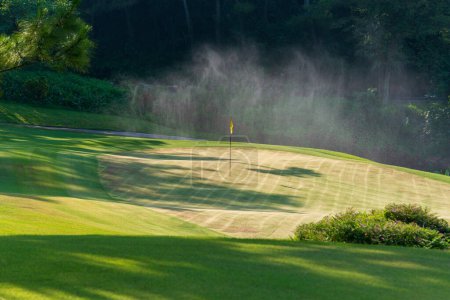 Téléchargez les photos : Terrain de golf par une journée ensoleillée - en image libre de droit