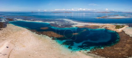 Téléchargez les photos : Récif corallien avec plage tropicale en mauritius. vue aérienne - en image libre de droit