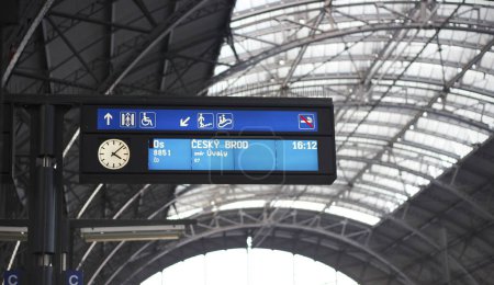 Téléchargez les photos : Panneau d'information à la gare principale de Prague indiquant le départ du train pour la ville de Cesky Brod, République tchèque, Europe - en image libre de droit