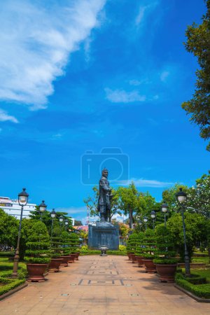 Téléchargez les photos : VUNG TAU - MAR 13 2022 : Statue de Tran Hung Dao dans la ville de Vung Tau au Vietnam. Monument du chef militaire sur fond bleu ciel - en image libre de droit