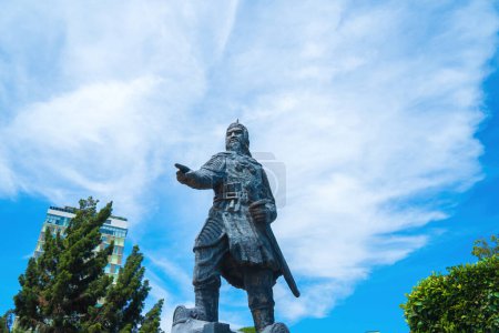 Téléchargez les photos : VUNG TAU - MAR 13 2022 : Statue de Tran Hung Dao dans la ville de Vung Tau au Vietnam. Monument du chef militaire sur fond bleu ciel - en image libre de droit