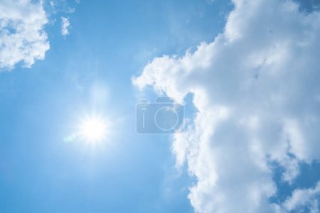 Téléchargez les photos : Beautiful view of blue sky with clouds at sunrise. Partly cloudy.Background cloud summer. Cloud summer. Sky cloud clear with sunset. Natural sky cinematic beautiful yellow and white texture background - en image libre de droit