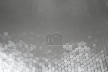 Téléchargez les photos : Abstract background with bokeh effect. Blurred defocused lights in white colors. The bokeh on the background blurred the natural gray and white. Bokeh colorful glows sparkle beautiful. New year day - en image libre de droit