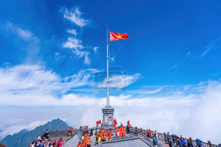 Foto de Lao Cai, Vietnam - MAR 12 2023: Personas con banderas en la cima del Monte Fansipan, cumbre de fansipan pico de montaña más alto de indochina, provincia de sapa lao cai al norte de Vietnam - Imagen libre de derechos