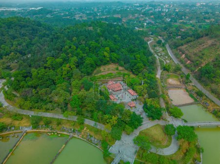 Foto de Vista superior del Templo Hung King, provincia de Phu Tho, Vietnam. Lac Long Quan Templo de Hung Kings Templo de reliquia histórica sitio (Den Hung) en la ciudad de Viet Tri - Imagen libre de derechos