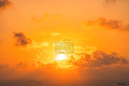 Foto de Nube de fondo verano. Nube de verano. Nube de cielo clara con puesta de sol y rayos de sol. Cielo natural cinemático hermoso amarillo y blanco textura fondo - Imagen libre de derechos