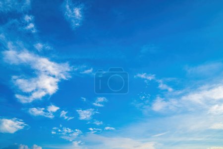 Piękny widok na błękitne niebo z chmurami o wschodzie słońca. Częściowo zachmurzone.Tło chmury lato. Chmura lato. Chmura nieba czysta od zachodu słońca. Naturalne niebo kinematograficzne piękny żółty i biały tekstury tła