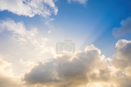 Foto de Hermosa vista del cielo azul con nubes al amanecer. Parcialmente nublado. Nube de fondo verano. Nube de verano. Nube de cielo despejada con puesta de sol. Cielo natural cinemático hermoso amarillo y blanco textura fondo - Imagen libre de derechos