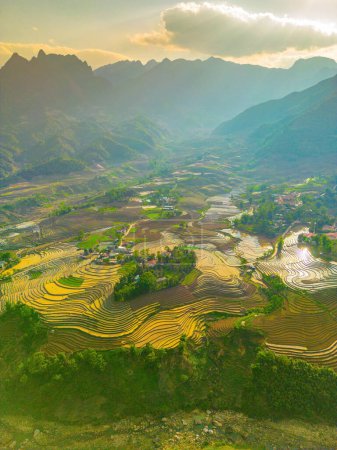 Foto de Imagen aérea de terrazas de arroz en Sang Ma Sao, Y Ty, provincia de Lao Cai, Vietnam. Paisaje panorámico de Vietnam, campos de arroz en terrazas de Sang Ma Sao. Espectacular arrozales. Vista panorámica cosida - Imagen libre de derechos