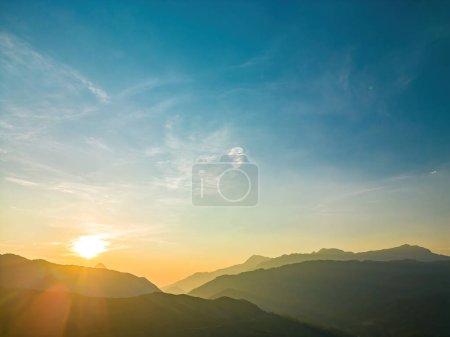 Foto de Magnífico panorama panorámico del fuerte amanecer con forro de plata y nube en el cielo naranja. Vista panorámica de las montañas, paisaje otoñal con colinas brumosas al amanecer - Imagen libre de derechos