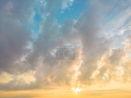 Foto de Hermosa vista del cielo azul con nubes al amanecer. Parcialmente nublado. Nube de fondo verano. Nube de verano. Nube de cielo despejada con puesta de sol. Cielo natural cinemático hermoso amarillo y blanco textura fondo - Imagen libre de derechos