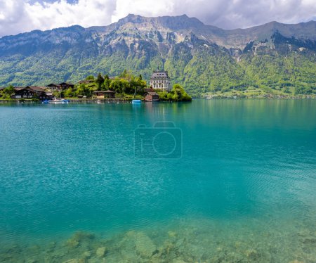 Téléchargez les photos : Village d'Iseltwald sur le lac Brienz en Suisse - en image libre de droit