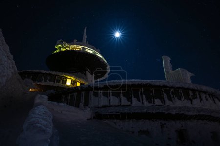 Téléchargez les photos : Sommet de la montagne Sniezka à la pleine lune nuit pendant dans les montagnes Giant pendant l'hiver - en image libre de droit