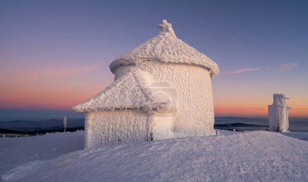Téléchargez les photos : Chapelle sur le sommet de Sniezka pendant le coucher du soleil en hiver dans les montagnes Giant - en image libre de droit