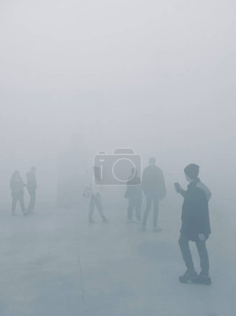 Foto de Personas entre la niebla. - Imagen libre de derechos
