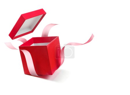 Foto de Caja de regalo roja abierta con cinta rosa aislada sobre un fondo blanco - Imagen libre de derechos