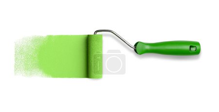 Téléchargez les photos : Rouleau de peinture laissant la course verte isolée sur fond blanc - en image libre de droit