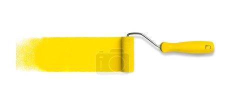 Téléchargez les photos : Brosse à rouleaux avec longue course de peinture jaune isolée sur fond blanc - en image libre de droit