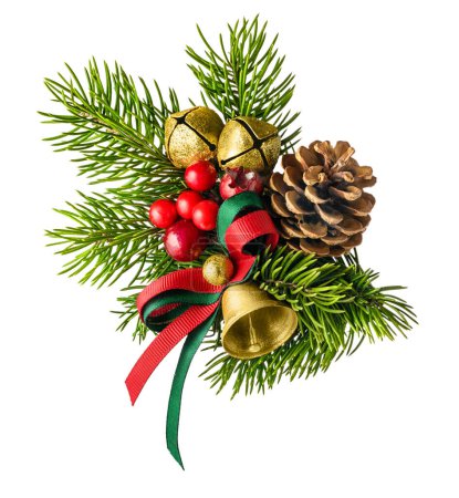Téléchargez les photos : Composition de Noël faite de branches de sapin, cône, cloches d'or isolées sur un fond blanc. Élément conception de la carte de vœux, bannière - en image libre de droit