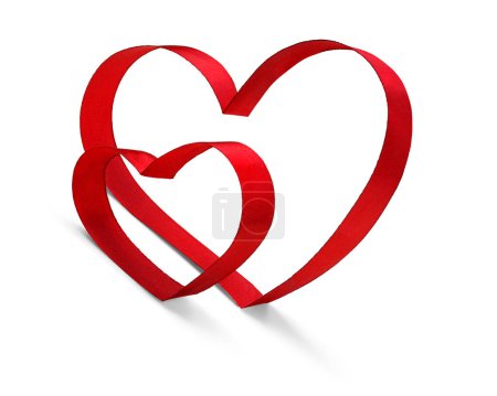 Téléchargez les photos : Ruban rouge en forme de coeur isolé sur fond blanc. Saint Valentin Concept - en image libre de droit