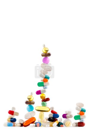 Téléchargez les photos : Diversité des médicaments sous forme de capsules alignées et superposées en forme de pyramide. - en image libre de droit