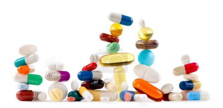 Téléchargez les photos : Diversité des médicaments sous forme de capsules alignées et superposées en forme de pyramide. - en image libre de droit