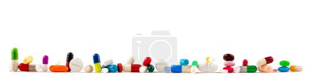 Téléchargez les photos : Diversité des drogues sous forme de capsules alignées horizontalement sur un fond blanc recadré. - en image libre de droit