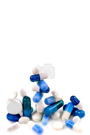 Téléchargez les photos : Drogues bleues et blanches en macro plongée. dans le plan vertical. - en image libre de droit