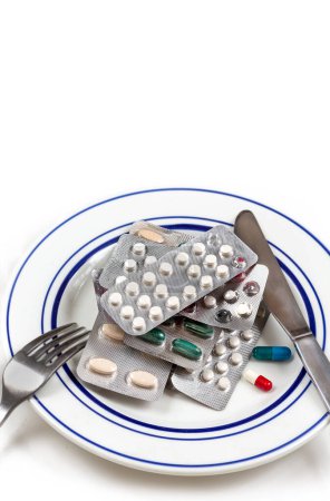 Foto de Blísteres de drogas en el plato con los cuckers-Plano vertical, vista desde arriba. - Imagen libre de derechos