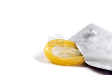 Foto de Condón amarillo en plano horizontal sobre fondo blanco - Imagen libre de derechos