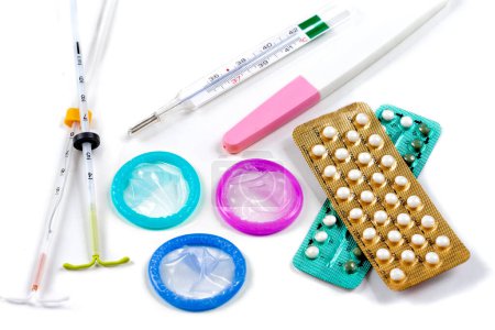 Foto de Métodos anticonceptivos vista superior sobre fondo blanco - Imagen libre de derechos