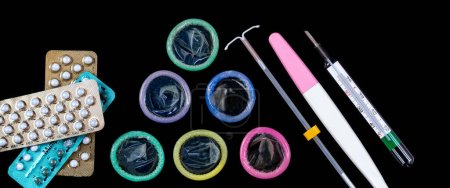 Téléchargez les photos : Différentes méthodes contraceptives vues d'en haut sur fond noir - en image libre de droit