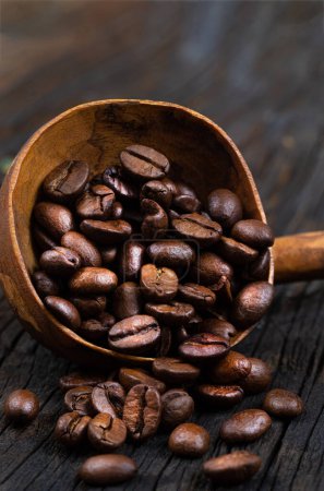 Téléchargez les photos : Grains de café avec cuillère en bois, isolé - en image libre de droit