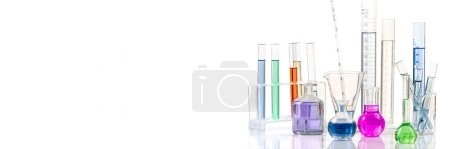 Foto de Equipo de laboratorio y productos químicos de color sobre fondo blanco - Imagen libre de derechos