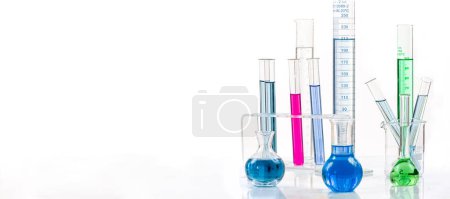 Foto de Equipo de laboratorio y productos químicos de color sobre fondo blanco - Imagen libre de derechos