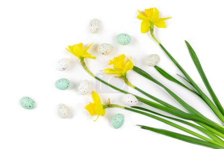 Foto de Flowers seen from above with green and white eggs wit narcissus - Imagen libre de derechos