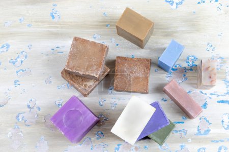 Téléchargez les photos : Homemade soaps. Variety of colorful handmade soap bars on a wooden background - en image libre de droit